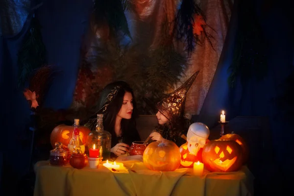 Deux sorcières avec lanterne à citrouille à la maison — Photo