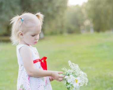 Çiçekli küçük kız