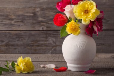 Gül ahşap arka plan üzerinde