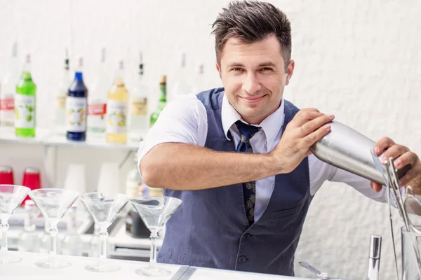 Barman pouring a cocktail drink — Stock Photo, Image