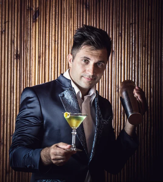 Barman con agitador y un vaso sobre un fondo de madera — Foto de Stock