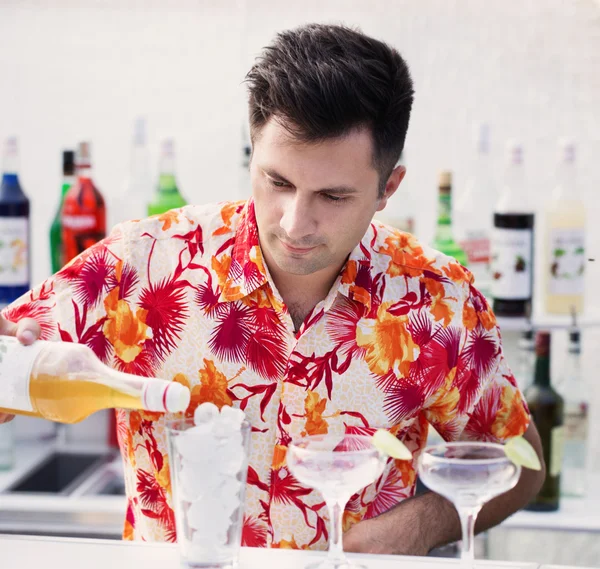 Bartendern hälla en cocktail drink — Stockfoto