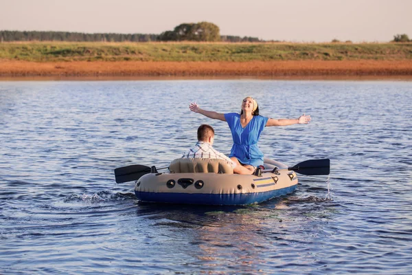 Couple en bateau à l'extérieur — Photo