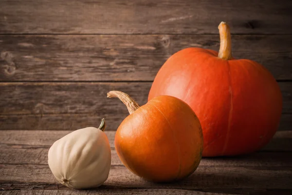 Pompoenen op houten ondergrond — Stockfoto