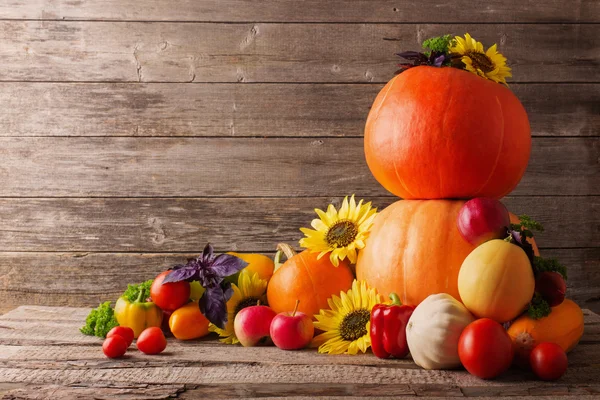 Осенний натюрморт с сезонными фруктами, овощами и цветами — стоковое фото