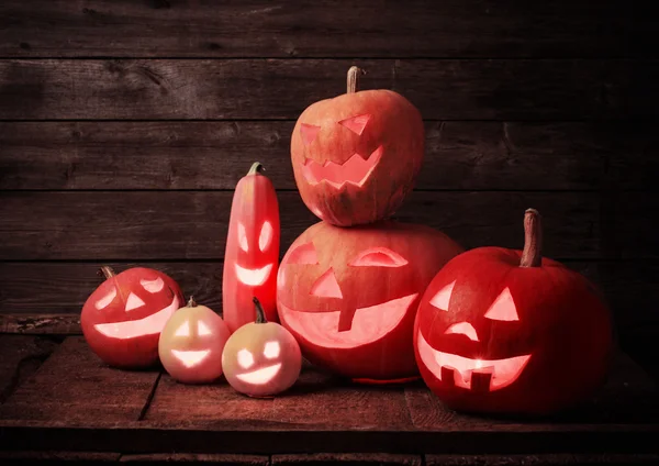 Halloween-Kürbisse auf Holzgrund — Stockfoto