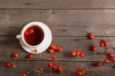 ahşap masa üzerinde hip Güllü çay