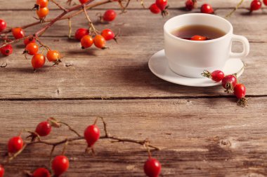 ahşap masa üzerinde hip Güllü çay