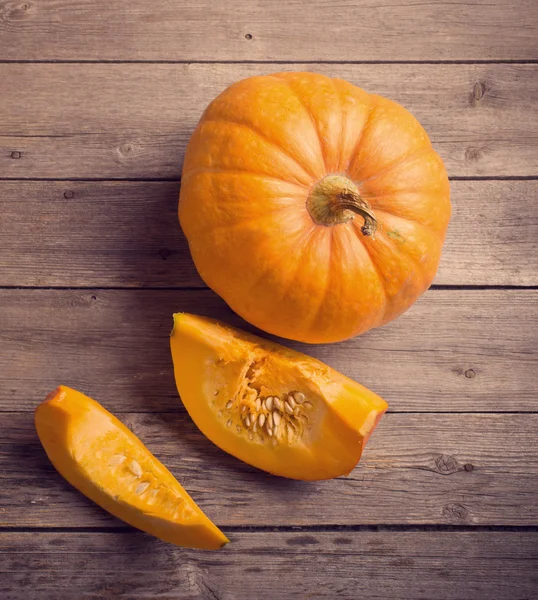 Pompoenen op houten bord — Stockfoto