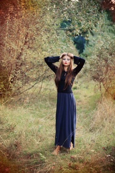 Unga vackra kvinnor i höst skog — Stockfoto