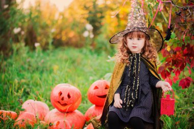 küçük kız halloween kostüm jack balkabağı ile