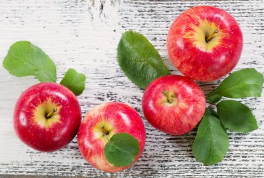 Ahşap arkaplanda elmalar