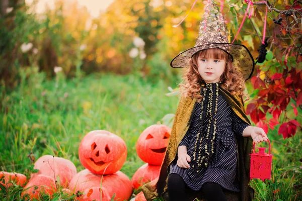 Menina em traje de Halloween com abóbora jack — Fotografia de Stock