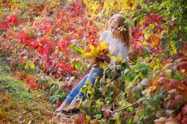 Bella giovane donna che cammina all'aperto in autunno — Foto Stock