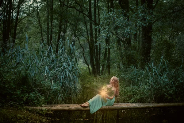 Witch sitting near  the river and practice witchcraft — Stock Photo, Image