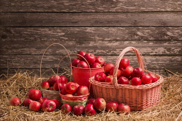 Mele rosse su sfondo di legno — Foto Stock