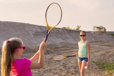 iki kız badminton açık oynayan
