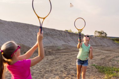 iki kız badminton açık oynayan