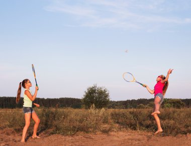 iki kız badminton açık oynayan
