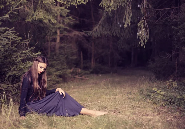Sonbahar orman genç güzel kadın — Stok fotoğraf