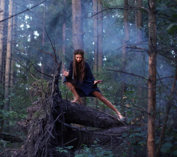 Hermosa bruja en el bosque — Foto de Stock