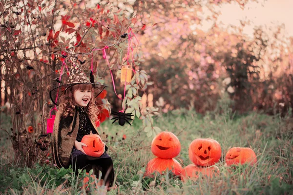 Šťastná dívka v halloween kostýmu s jack dýně — Stock fotografie