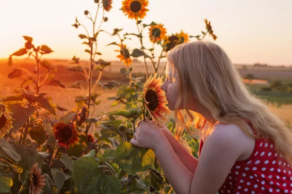 Šťastná dívka a slunečnice — Stock fotografie