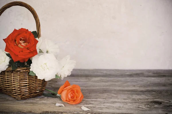 Rosas em cesto — Fotografia de Stock