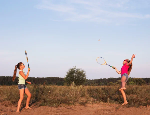 Dwie dziewczyny świeżym badmintona — Zdjęcie stockowe