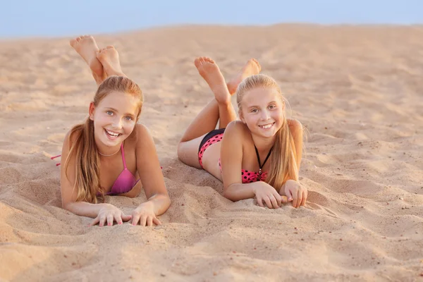 Two happy girls on the beach — Stock Photo, Image