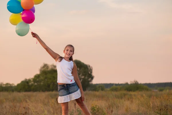다채로운 풍선과 함께 행복 한 여자 — 스톡 사진
