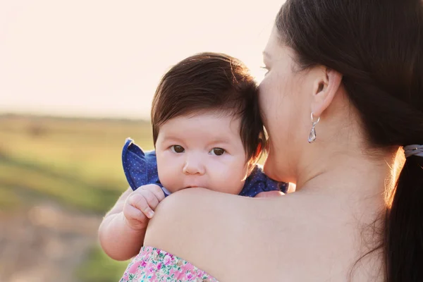 Baby mit Mutter im Freien — Stockfoto