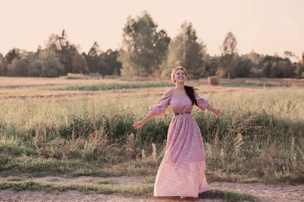 Belleza Chica Al aire libre disfrutando de la naturaleza . —  Fotos de Stock