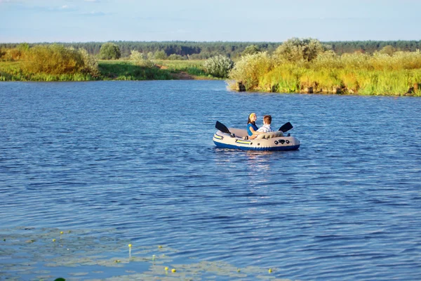 Couple dans le bateau — Photo