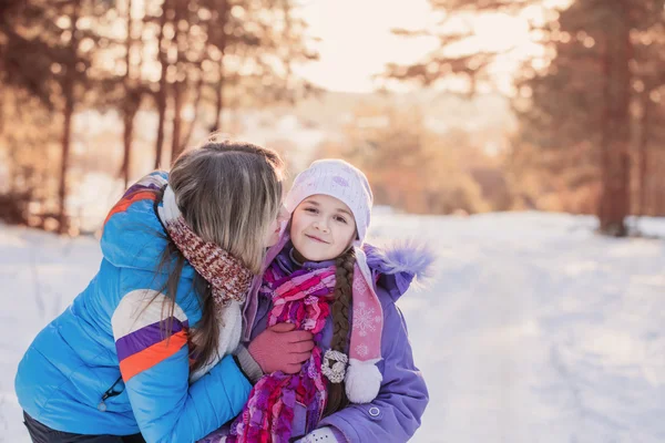 Madre con hija pequeña en el parque de invierno — Foto de Stock