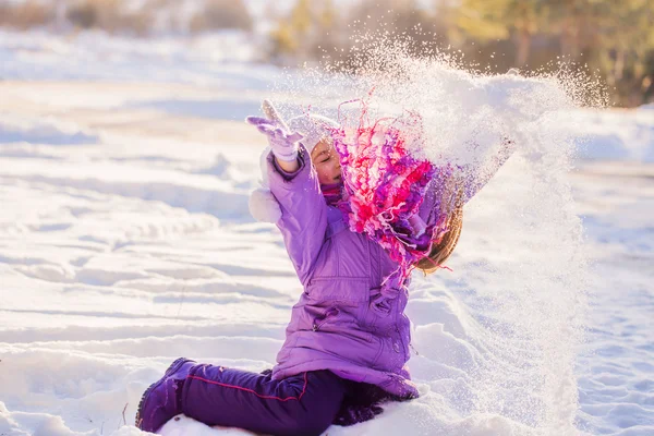 Mutlu kız kış parkı — Stok fotoğraf