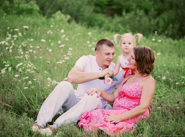 Lycklig familj utomhus — Stockfoto