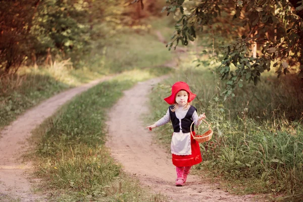 Chapeuzinho Vermelho na floresta — Fotografia de Stock