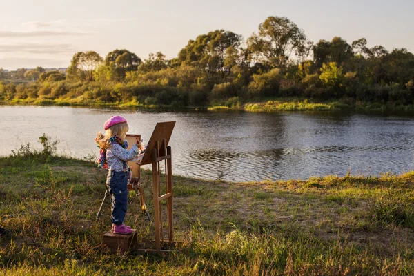 Criança desenha um quadro ao ar livre — Fotografia de Stock