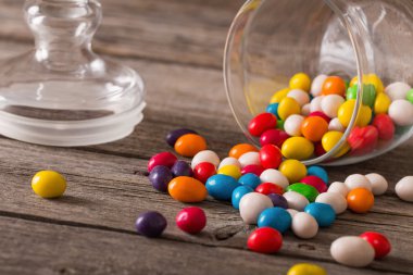 ahşap zemin üzerinde tatlılar