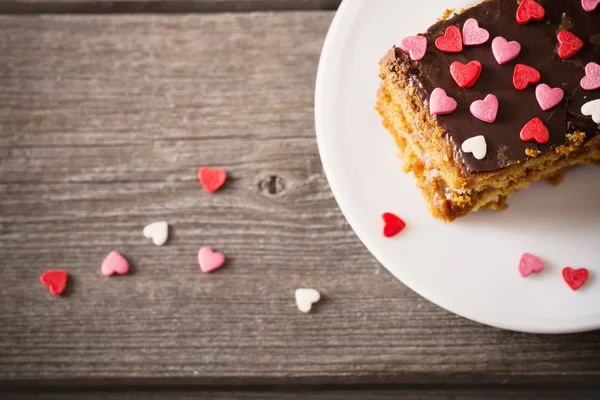 Kuchen mit Herzen auf Holzgrund — Stockfoto