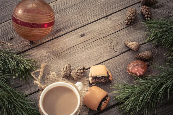 杯咖啡和木制的桌子上的圣诞装饰 — 图库照片