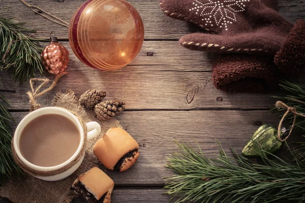 Kopje koffie en Kerstdecoratie op houten tafel — Stockfoto