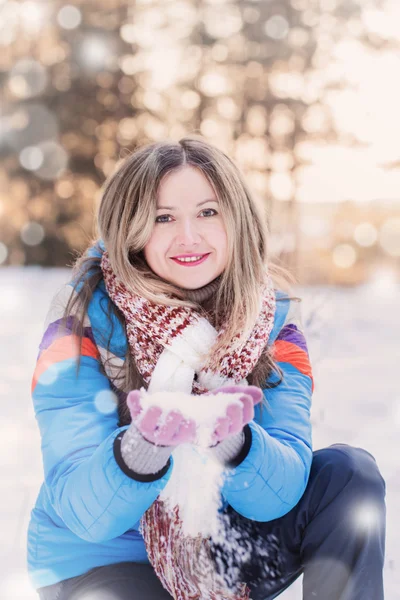 Mujer joven retrato de invierno —  Fotos de Stock