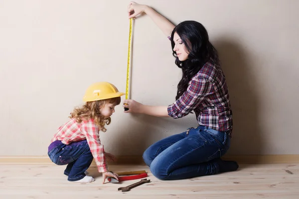 Madre con niña juega en el constructor — Foto de Stock