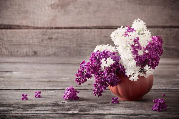 De mooie lila op een houten ondergrond — Stockfoto