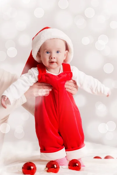 Portret van Kerstmis baby in handen van de moeder — Stockfoto