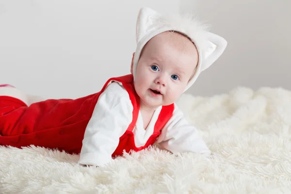 Pequeno bebê engraçado no sofá — Fotografia de Stock