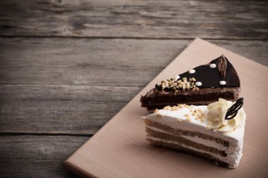 Eski ahşap zemin üzerine pasta