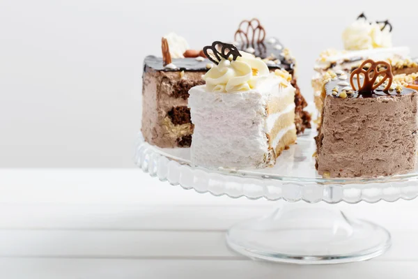 Torta su sfondo di legno bianco — Foto Stock